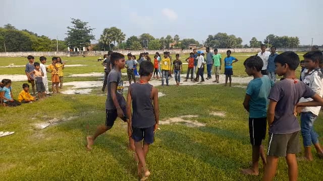 चेवाड़ा आधार ग्राउंड में एकल अभियान योजना के तहत छोटे-छोटे बच्चों को खेल कूद करवाया गया