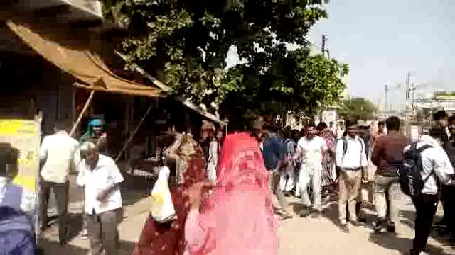 राया के रेलवे स्टेशन रोड पर यूट्यूबरों मचाया धमाल: खूब फेंके  ₹20 के नोट