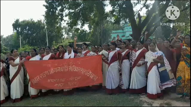 सिरदला सीडीपीओ कार्यालय परिसर में हड़ताल के ग्यारहवे दिन आंगनबाड़ी सेविका सहायिकाओं ने किया धरणा प्रदर्शन