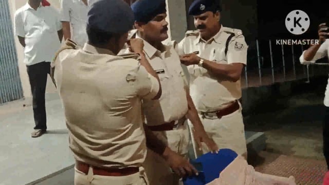 पदोन्नति से दरोगा बने फुल्लीडुमर थाना के दो एएसआई को इंस्पेक्टर एवं थानाध्यक्ष ने sI का तमगा पहनकर किया सम्मानित