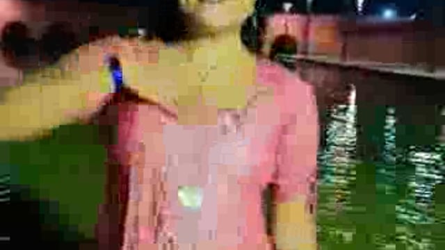 अयोध्या

*राम की पैड़ी बनी रील प्रेमियों के शूटिंग का स्थल,*
यहां के साधू-संतों के अनुसार धर्म नगरी की मर्यादा तार-तार कर रहे हैं रील प्रेमी, 
आए दिन सरयू की जलधारा में रील बनाने का वीडियो हो रहा है वायरल, 
राम की पैड़ी पर सरयू की जलधारा में फिल्मी धुन पर ठुमके लगाती नजर आ रही युवती।