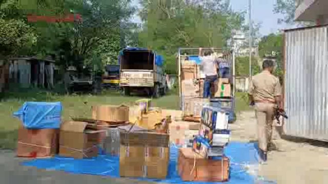 पलिया में सहायक आयुक्त राज्यकर ने पकड़ा पटाखों से भरा मिनी ट्रक