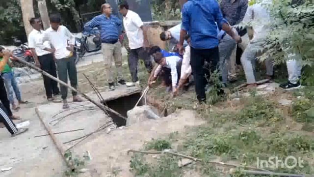 माट विकासखंड पर जर्जर पडे रेन वाटर हार्वेस्टिंग सिस्टम में गिरा एक गोवंश अधिकारी व कर्मचारियों ने सकुशल बाहर निकाल