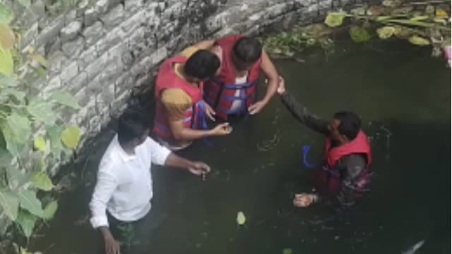 विहिरीत उडी घेऊन आत्महत्येचा प्रयत्न करीत असलेल्या शिक्षकांचे अग्निशमन दलाने वाचवले प्राण,जळकोट रोडवरील घटना