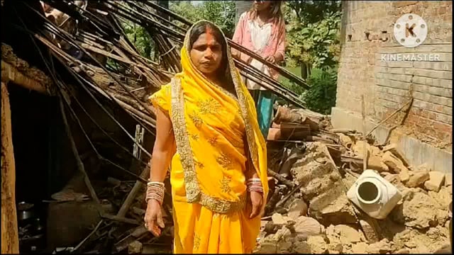 वारिस से मिट्टी का घर गिरा अंचलाधिकारी को दिया आवेदन