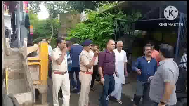 सूर्यगढ़ा -अवैध रूप से चला रहे दुकान को विश्वकर्मा मंदिर परिसर से पुलिस बल के द्वारा खाली कराया गया।