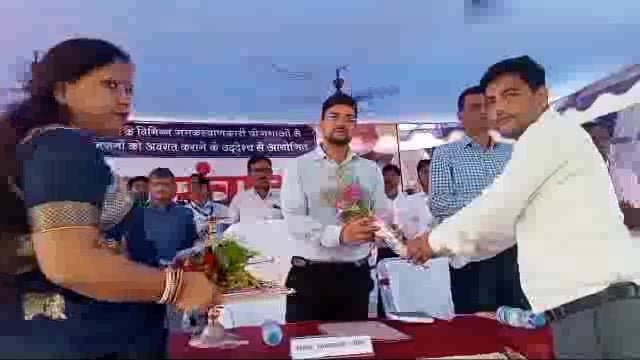 लौसा गांव में जन संवाद कार्यक्रम का डीएम ने दीप प्रज्वलित कर किया शुभारंभ उमड़ी लोगों की भीड़ 