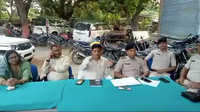 अमरपुर थाना परिसर में वीडियो की अध्यक्षता में हुई शांति समिति की बैठक दुर्गा पूजा को लेकर दिए आवश्यक दिशा निर्देश 