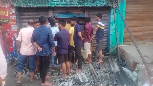 सुरापुर बाजार में कपड़े और मोबाइल की दुकान में आग लगने से लाखों रुपए का सामान जलकर हुआ राख