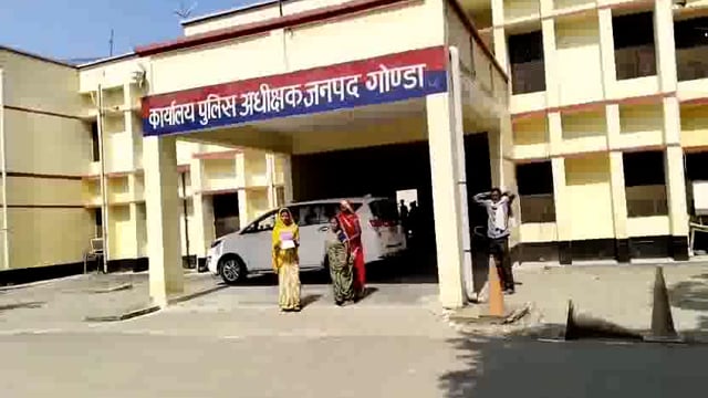 जैतपुर में जेसीबी से दीवाल गिरने के मामले में महिला ने पुलिस अधीक्षक से शिकायत कर कार्रवाई की उठाई मांग