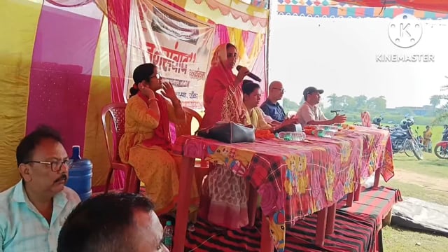 फुल्लीडुमर प्रखंड के भितिया पंचायत में आयोजित जन संवाद कार्यक्रम में पदाधिकारियों ने योजनाओं की दी जानकारी