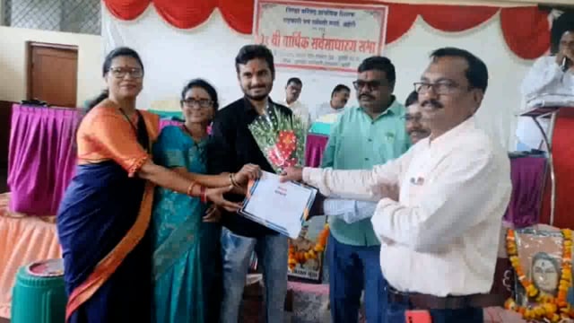 आयआयटी उत्तीर्ण कुणाल सुनतकर यांचा सत्कार