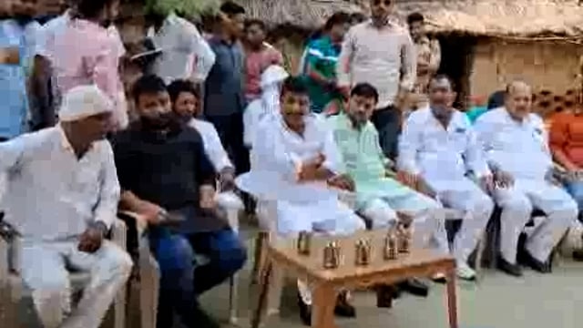 ✍️आजमगढ़.
ग्राम नरोत्तमपुर में पूर्व जिला अध्यक्ष जयनाथ सिंह ग्राम वासियों को आयुष्मान कार्ड प्रधानमंत्री आवास योजना के तहत जागरूक करवाया साथ में युवा समाज सेवी हर्ष सिंह,सोनू उपाध्याय भावी ब्लॉक प्रमुख देवरिया,
अभिषेक सिंह,रवि ,टुनटुन सिंह और अन्य सहयोगी मौजूद रहे।