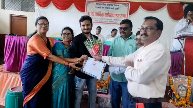 आयआयटी उत्तीर्ण कुणाल सुनतकर यांचा सत्कार