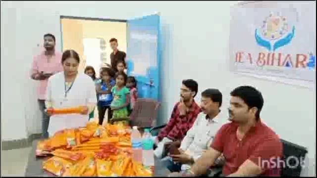 बीईंग सारथी टीम के द्वारा सलेमपुर गांव में महिलाओं के बीच किया गया सेनेटरी पैड का वितरण 