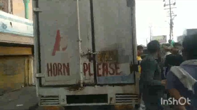 मथुरा में मांस तस्करों की हौसले बुलंद फिर पकड़ी एक मांस की गाड़ी विश्व हिंदू  परिषद के पदाधिकारी ने