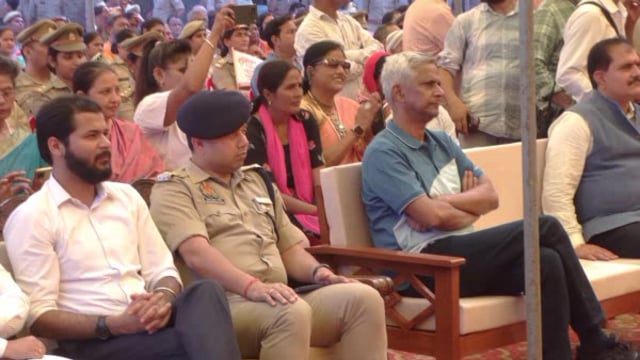 मथुरा पुलिस लाइन से मिशन शक्ति अभियान को लेकर डीएम एसपी द्वारा संयुक्त रूप से वाहन रैली को झंडी दिखाकर रवाना किया