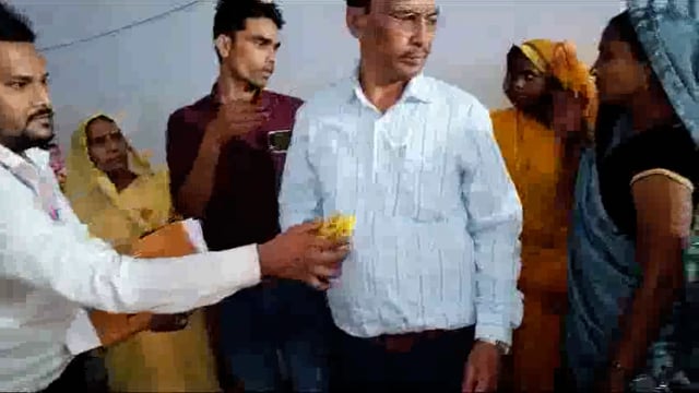 राष्ट्रीय मानव अधिकार  एंव भ्रष्टाचार नियंत्रण  ब्यूरो महारोनी तहसील के अध्यक्ष विवेक जोशी ने मरीज को फल विती किया 