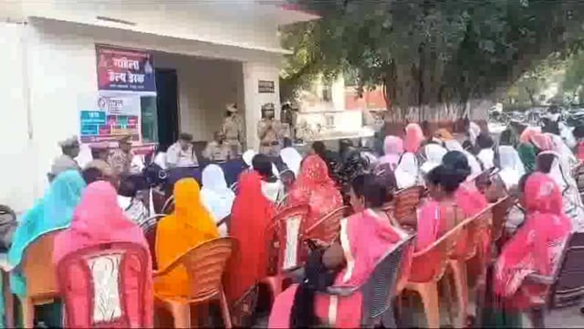 नवाबगंज थाना परिसर में क्षेत्र अधिकारी व प्रभारी निरीक्षक ने महिलाओं के साथ की बैठक