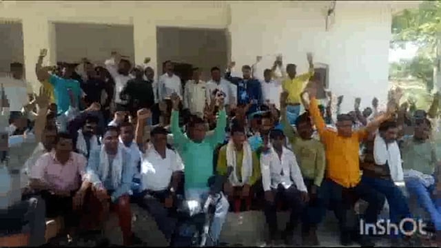 छाता पीडब्ल्यूडी गेस्ट हाउस पर विद्युत विभाग के संविदा कर्मियों ने अपनी मांगों को लेकर की बैठक