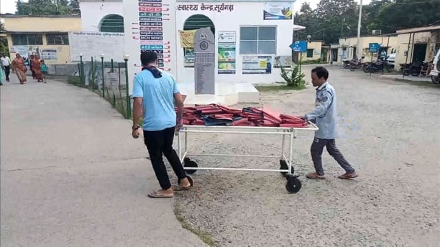 स्थानीय सामुदायिक स्वास्थ्य केंद्र सुरजगढ़ा में स्ट्रैचर पर मरीजों की जगह सामान को ढ़ोया जा रहा है ।