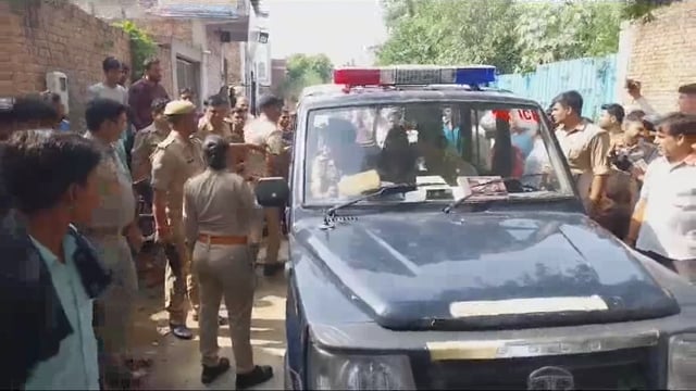 जमीन विवाद के चलते दो युवकों को मारी गोली एक युवक के सिर में तो दूसरे की छाती में लगी गोली जनपद आगरा की थाना सदर के अंतर