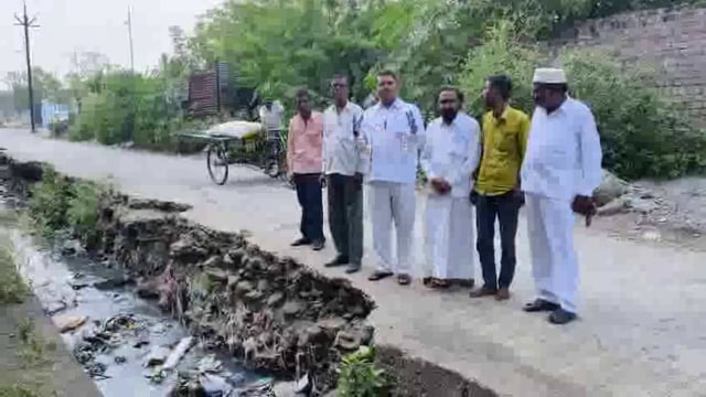 पेठ रोजा येथील स्मशान भूमीला जाणारा रस्ता दुरुस्त करावा,बहुजन विकास अभियान प्रमुख संजय कांबळे