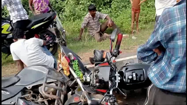 दो बाइक की आमने सामने जोरदार टक्कर मे एक व्यक्ती पुरी तरह घायल 