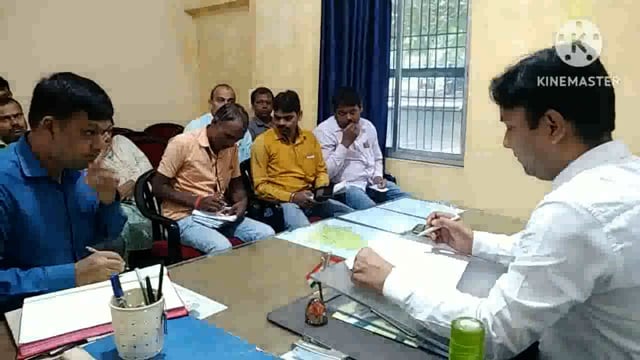 वीडियो ने सिरदला प्रखंड कार्यालय में आवास सहायकों के साथ की बैठक