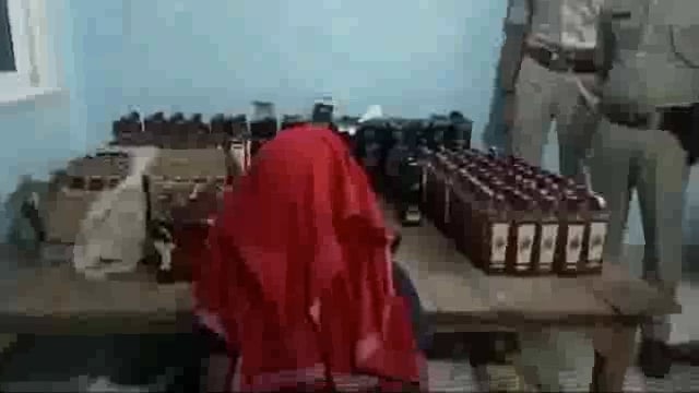 अमरपुर पुलिस ने शहर के वार्ड नंबर 10 से एक घर में बने तहखाना से 75 लीटर विदेशी शराब के साथ तस्कर को किया गिरफ्तार