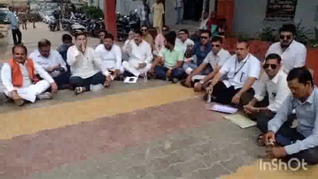 मथुरा वृंदावन नगर निगम पार्षदों ने अपनी मांगों को लेकर किया धरना प्रदर्शन