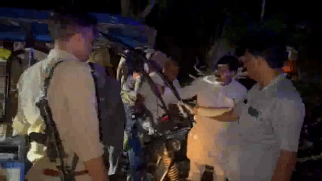 सांसद संगम लाल गुप्ता का मानवीय व्यवहार, पलटे हुए ई- रिक्सा की मदद की