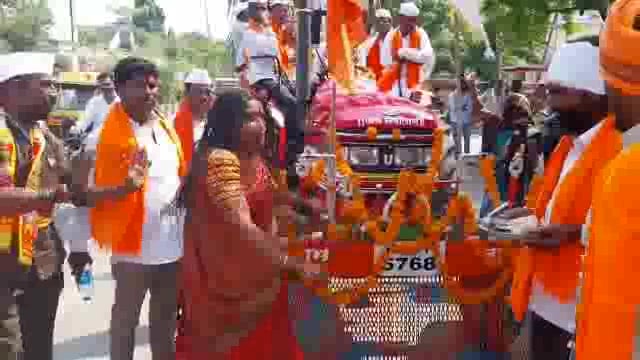 जगदंबा देवी व श्री संत सेवालाल महाराज यांच्या मूर्तीची उदगीर शहरात जल्लोषात मिरवणूक,एका महिलेच्या आले अंगात