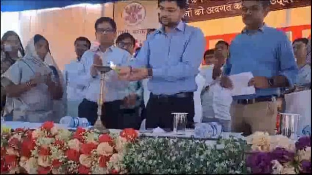 डी.एम अंशुल कुमार द्वारा जमदाहा मे जनसंवाद कार्यक्रम 