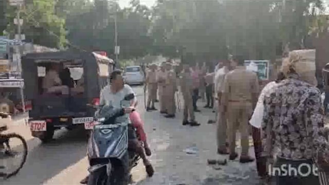 मथुरा में बीसीए कॉलेज रोड पर जमीन पर कब्जा दिलाने गई पुलिस पर दबंगों ने किया पथराव तीन गिरफ्तार