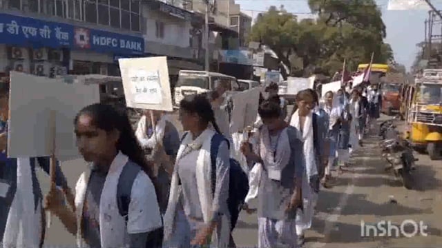 राजकीय महाविद्यालय माट मथुरा के छात्र-छात्राओं ने सड़क सुरक्षा को लेकर किया लोगों को जागरूक