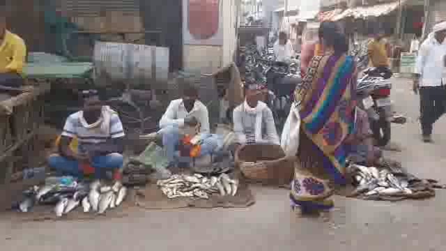 15 वर्षांपासून मच्छी मार्केट उघड्यावर,जागा उपलब्ध करून देण्याची मासे विक्रेत्यांची मागणी