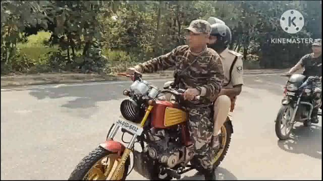 दुर्गा पूजा शांति माहौल में संपन्न करवाने को लेकर पुलिस ने निकाला फ्लैग मार्च