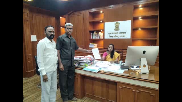 शिक्षक यु टी जाधव यांच्यावर शिस्तभंगाची कारवाई करावी अशी मागणी पत्रकार प्रशांत देशमुख व अशोक पवार यांनी केली