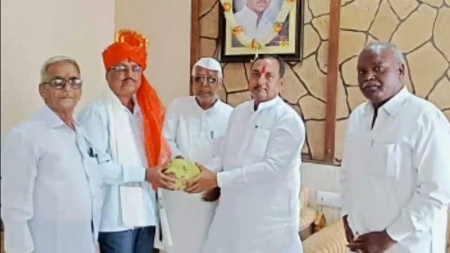 विलास खरात यांचा माजी आमदार राजेंद्र अण्णा देशमुख यांच्या हस्ते सत्कार