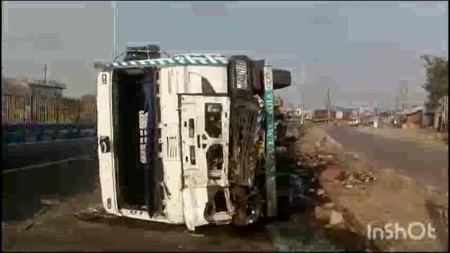 फरह मथुरा टू आगरा नेशनल हाईवे पर पलटा टैंकर