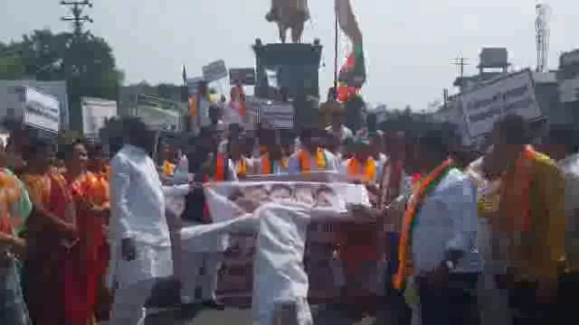 महाविकास आघाडीचा भाजपाने केला जोडे मारून निषेध,भाजपाचे कार्यकर्ते पोलिसांनी घेतले ताब्यात