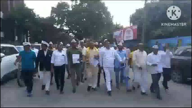 आजमगढ़ आम आदमी पार्टी के कार्यकर्ताओ ने जिलाधिकारी कार्यालय पर किया प्रदर्शन राष्ट्रपति के नामित डीएम को दिया ज्ञापन