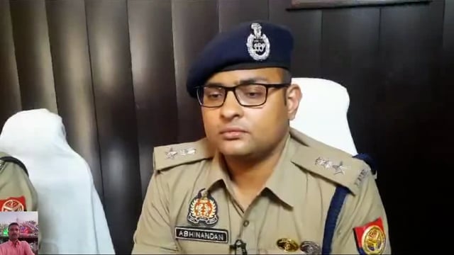 Mirzapur Vindhyachal Mandir Parisar Mein police aur Panda ke bich Hui vardat