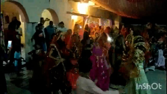 फरह के गांव कुरकंदा मैं संध्याकालीन माता रानी के मंदिर में छोटी-छोटी बच्ची नृत्य करती हुई