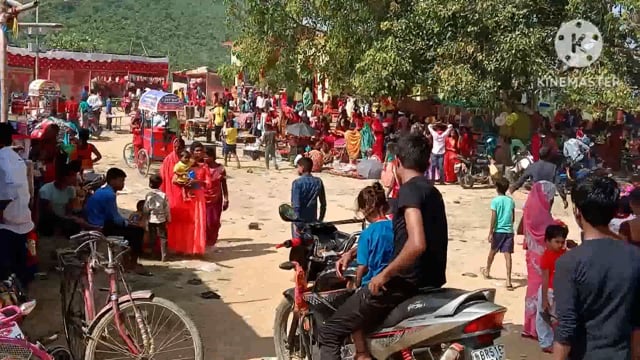 महाअष्टमी को लेकर फुलीडूमर प्रखंड के सभी दुर्गा मंदिरों में डलिया चढ़ाने उमड़ी भक्तों की भीड़