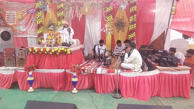 आचार्य स्वामी वासुदेव जी प्रपन्नाचार्य महाराज के मुखर बिंदु से बिहार ब्लॉक के रोर ग्राम सभा में चल रही श्रीमदभागवत कथा,