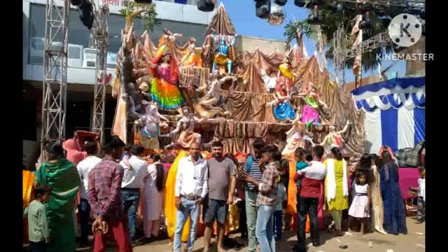 महाअष्टमी के दिन मां दुर्गा की गोद भराई के लिए पंडालों तथा मंदिरों में उमड़ी महिलाओं की भीड़