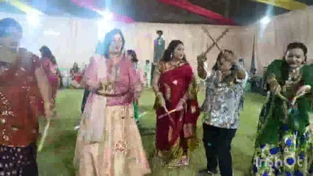 ब्रज क्वीन डांडिया नाइट का आयोजन नंदनवन मैरिज होम के गार्डन में ब्रज की रानियां ने मिलकर गरबा व डांडिया उत्साहपूर्ण किया