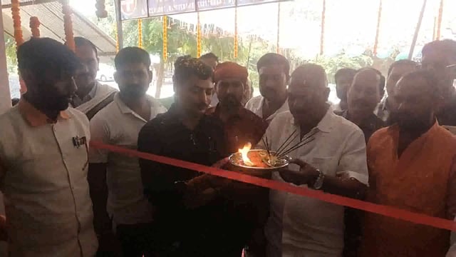 प्रतापगढ़ जिले के बिहार बाजार में सहारा हॉस्पिटल के मुख्यअतिथि संजीव सिंह ने फीता काट कर किया भब्य उद्घाटन ,